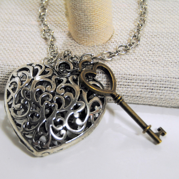 Necklace Silver Filigree Heart Bronze Key - Picture 6 of 6